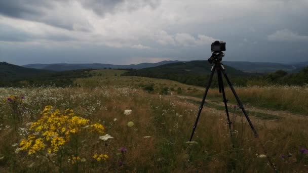 Ayaklı Bir Kamerayla Dağlarda Fırtınalı Yaz Manzarası — Stok video