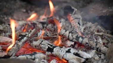 Şenlik ateşinde bir yangına yakın çekim