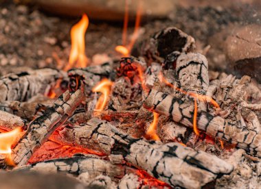 Şenlik ateşinde bir yangına yakın çekim
