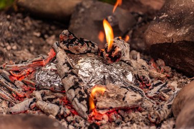 Ormanda alevler içinde folyoda yemek pişirmek