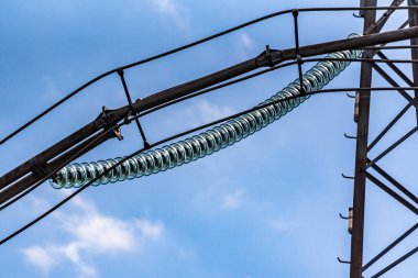 Yüksek elektrik hatlarının yapısının bir parçası