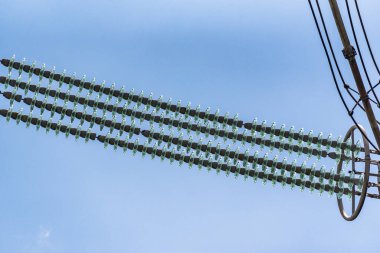 Yüksek elektrik hatlarının yapısının bir parçası