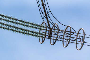 Yüksek elektrik hatlarının yapısının bir parçası