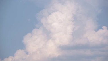 Yazın gökyüzünde oluşan gök gürültülü bulutun zamanı.