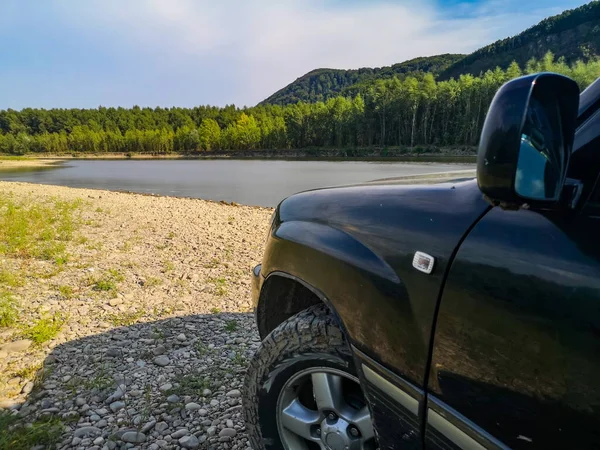 Transcarpathia 'daki Tisza Nehri' ndeki SUV.