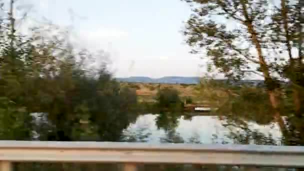 Suv Viaja Por Carretera Largo Del Lago — Vídeo de stock