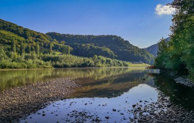 Karpatlar 'daki Tisza Nehri' nin yaz manzarası