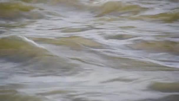Отражение Небесного Света Волнах Горной Реки — стоковое видео