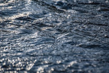 Gün batımında bir dağ nehrinin dalgalarının dokusu