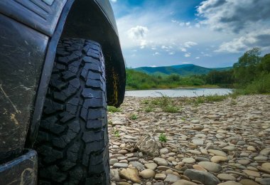 Transcarpathia Ukrayna 'daki Uzh dağının kıyısında bir SUV.