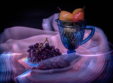 Sonbahar, ışıkla özetlenmiş bir sürahi armut ve üzümle sakin bir hayattır.