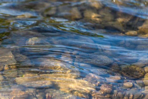 在清澈的水中 一条山河的底部 — 图库照片