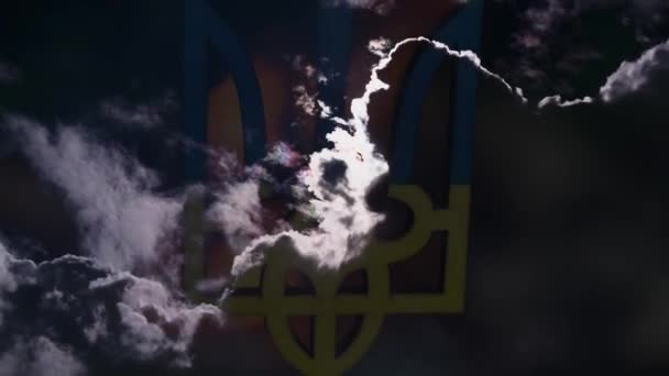 Ukrajinský Trojzubec Pozadí Úsvitu Přes Bouřkové Mraky — Stock video