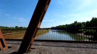 Bir SUV dağ nehri üzerinden Tisza köprüsünden geçiyor.