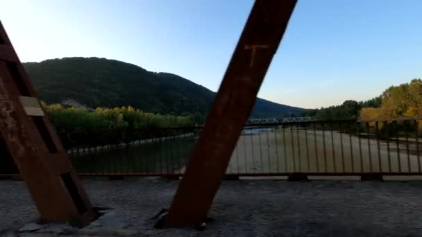 Suv Atraviesa Puente Sobre Río Tisza — Vídeos de Stock