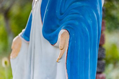 Bir dağ köyünde dini bir heykel