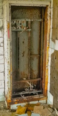 Terk edilmiş eski bir binanın içinde.