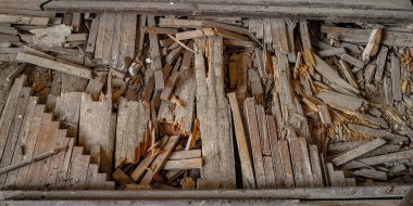 Terk edilmiş eski bir binanın içinde.