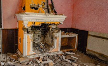 Terk edilmiş eski bir binanın içinde.