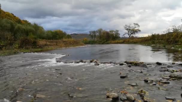 Λήξη Του Φθινοπώρου Τοπίου Ένα Ποτάμι Στα Βουνά — Αρχείο Βίντεο