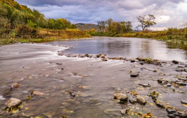 Bir dağ nehrinin sonbahar manzarası