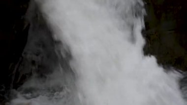 Sonbahar dağ ormanlarında şelale