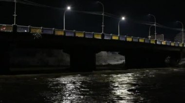 Uzh nehrinin üzerindeki köprünün sisli kış gecesi manzarası
