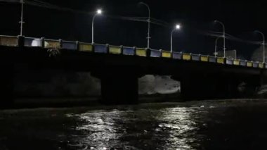 Uzh nehrinin üzerindeki köprünün sisli kış gecesi manzarası