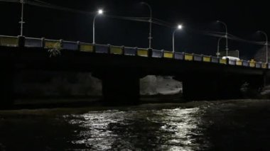 Uzh nehrinin üzerindeki köprünün sisli kış gecesi manzarası