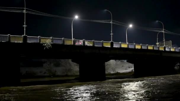 Χειμερινό Νυχτερινό Τοπίο Της Γέφυρας Πάνω Από Τον Ποταμό Uzh — Αρχείο Βίντεο
