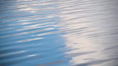 Gün batımında su ve güneşin görüntüsü