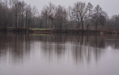 Bir dağ gölü üzerinde kış günbatımı manzarası