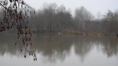 Bir dağ gölü üzerinde kış günbatımı manzarası