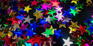 Tatil arkaplanı için dokusu çok renkli parlak yıldızlar