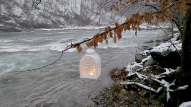 Karda feneri olan sisli bir dağ nehri manzarası