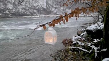 Karda feneri olan sisli bir dağ nehri manzarası