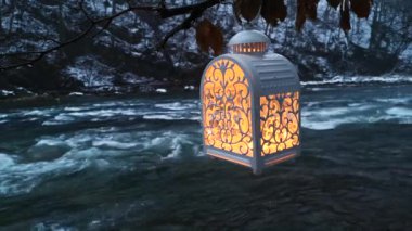 Karda feneri olan sisli bir dağ nehri manzarası