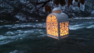 Karda feneri olan sisli bir dağ nehri manzarası