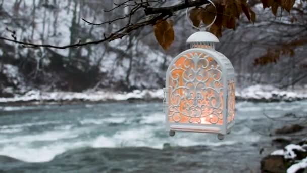 多雾的山河风景 雪中有一盏灯笼 — 图库视频影像