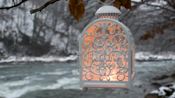 多雾的山河风景 雪中有一盏灯笼 — 图库视频影像