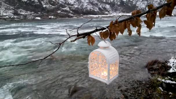 雪が降るランタンと霧の山の川の風景 — ストック動画
