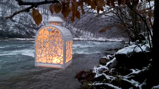 Paesaggio Fiume Montagna Nebbioso Con Una Lanterna Nevicata — Video Stock