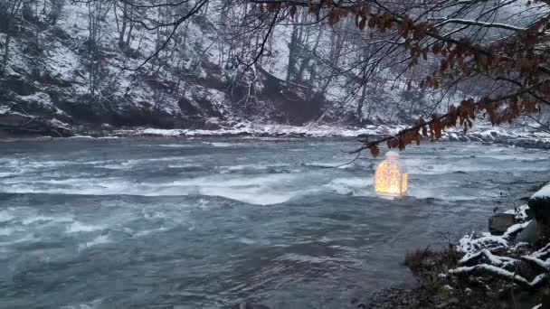 Paysage Une Rivière Montagne Brumeuse Avec Une Lanterne Dans Les — Video