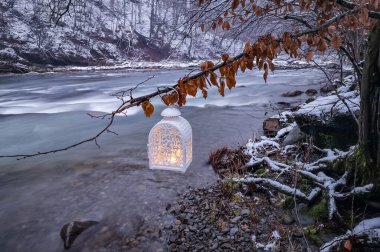 Karda feneri olan sisli bir dağ nehri manzarası