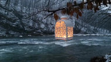 Karda feneri olan sisli bir dağ nehri manzarası