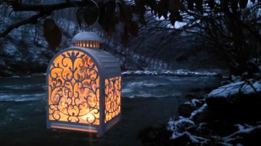 Karda feneri olan sisli bir dağ nehri manzarası