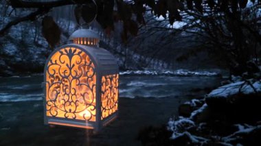 Karda feneri olan sisli bir dağ nehri manzarası