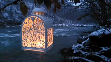 Karda feneri olan sisli bir dağ nehri manzarası