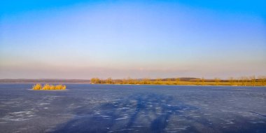 Donmuş bir gölün kış manzarası