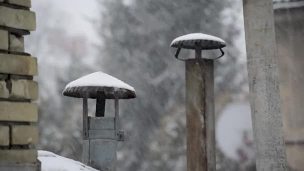 雪天屋顶上烟囱的冬季景观 — 图库视频影像